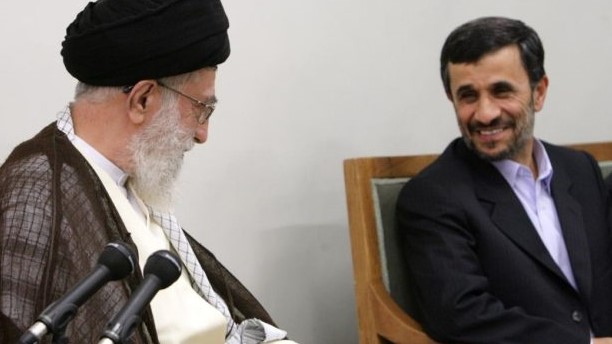 مرشد إيران علي خامنئي ورئيسها الأسبق محمود أحمدي نجاد في صورة منم الأرشيف
