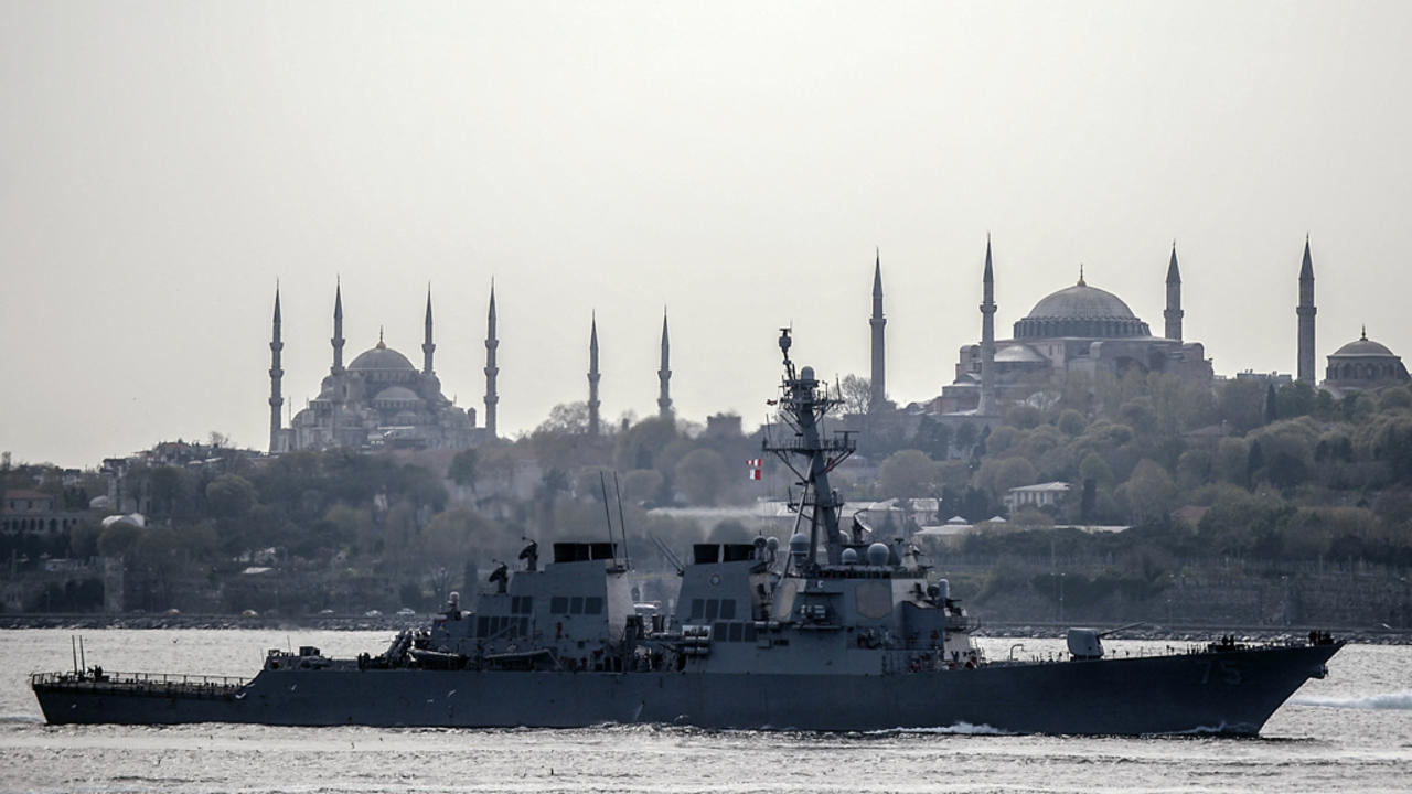 سفينة حربية أمريكية تعبر مضيق البوسفور في تركيا