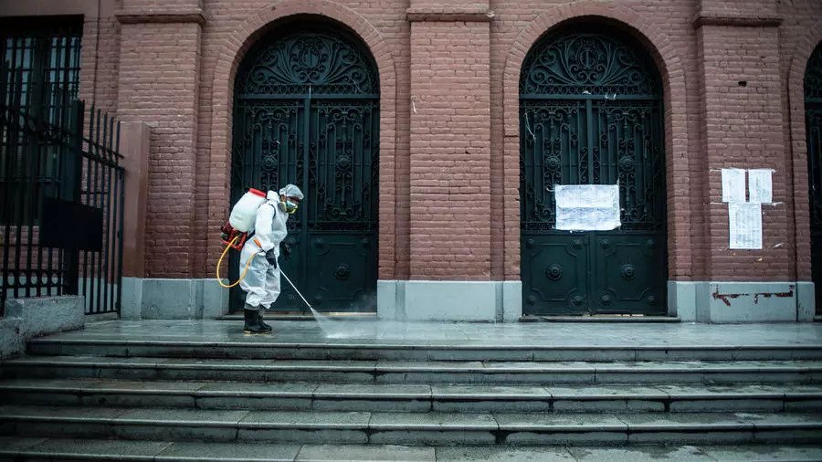 موظف يقوم بتطهير محيط مركز الاقتراع في عاصمة البيرو ليما في 10 ابريل 2021