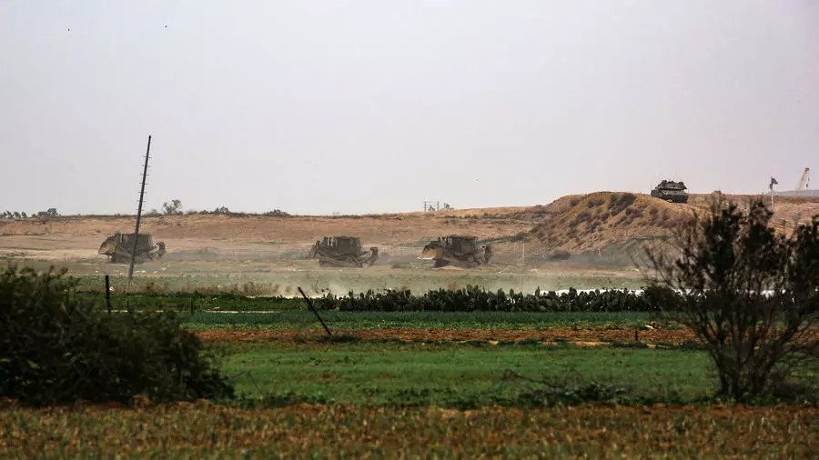 دبابات إسرائيلية على الحدود مع غزة قبالة مدينة خان يونس جنوبي القطاع في 13 يناير 2021