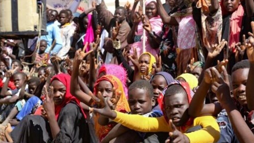 صورة ملتقطة في 31 كانون الأول/ديسمبر لنازحين سودانيين في جنوب دارفور يحتجون على انتهاء مهمة بعثة الأمم المتحدة والاتحاد الأفريقي لحفظ السلام