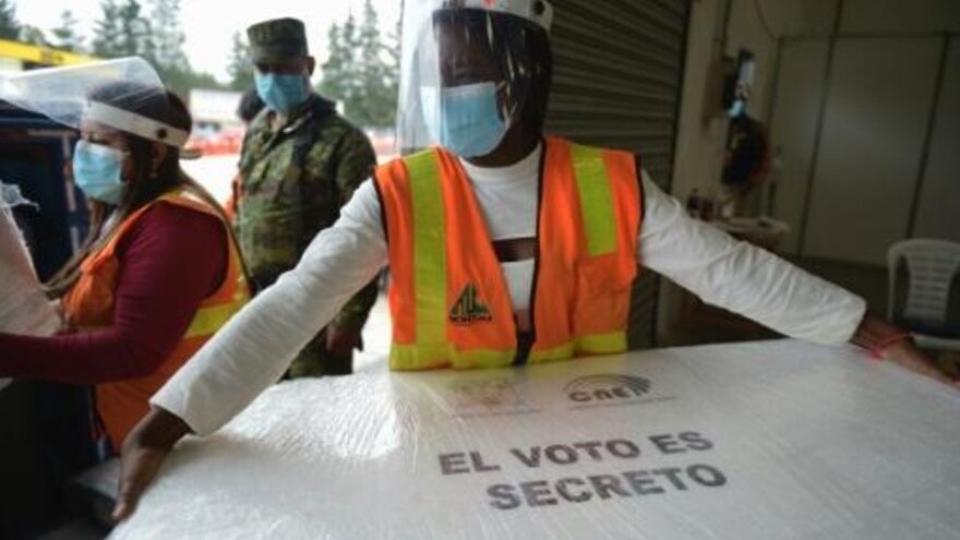 موظفون يعدون مواد انتخابية في عاصمة الاكوادور كيتو في 10 ابريل 2021