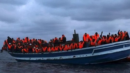 صورة من الأرشيف لقارب يحمل ماجرين غير شرعيين في البحر المتوسط