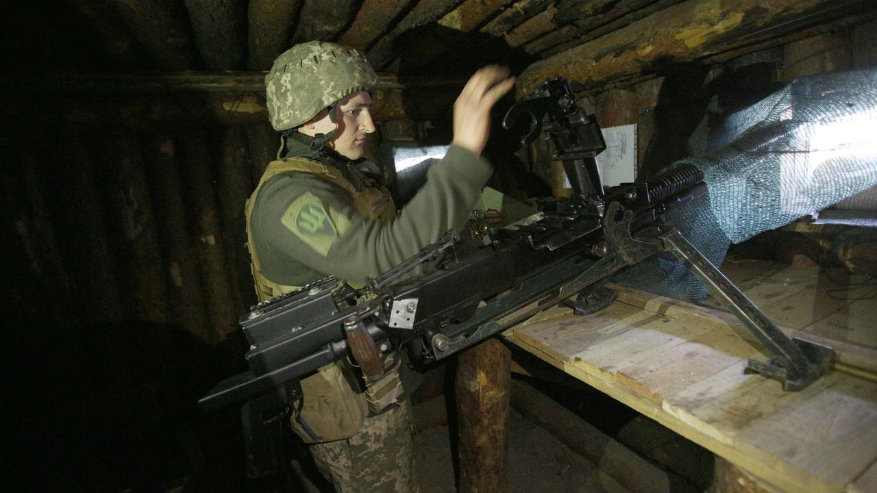 جندي أوكراني متمركز على الحدود لصد أي عدوان روسي في صورة مؤرخة في 16 نيسان/ابريل 2021