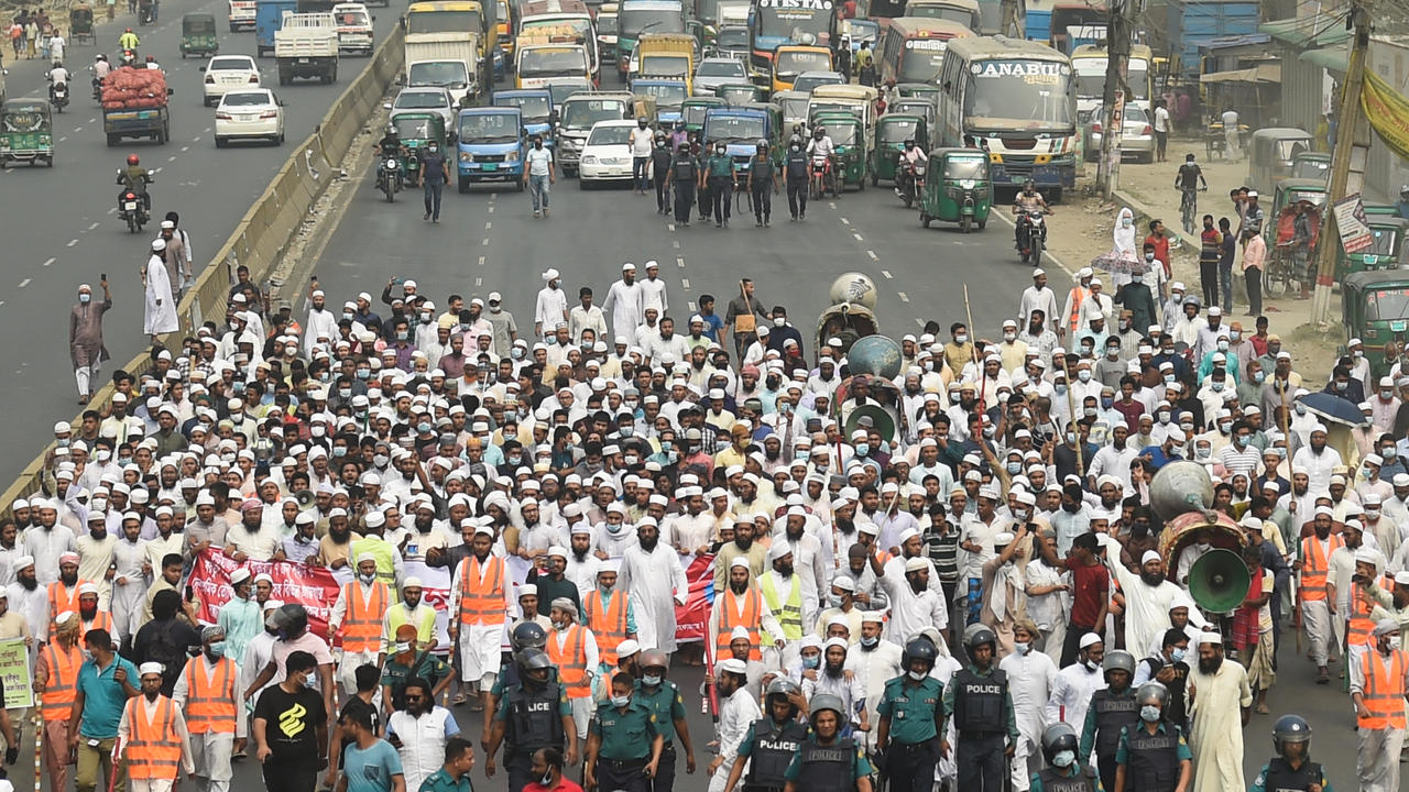 متظاهرون من أنصار جماعة حفظة الإسلام خلال تظاهرة في دكا بتاريخ 27 آذار/مارس 2021 احتجاجا على زيارة رئيس الوزراء الهندي ناريدرا مودي