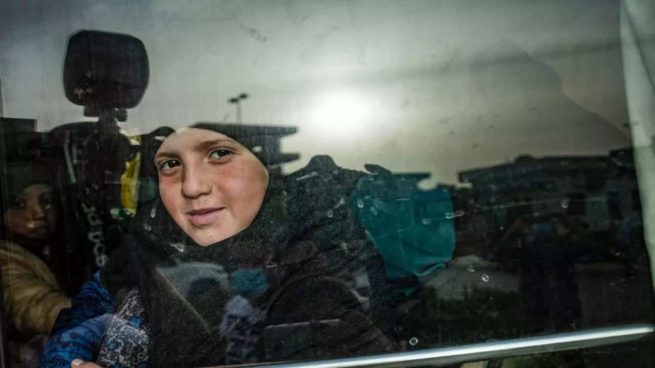 صورة بتاريخ 18 ابريل تظهر طفلا يجلس في حافلة خلال عملية تسليم أطفال أيتام إلى روسيا يشتبه في أن أباءهم انتموا إلى تنظيم الدولة الإسلامية