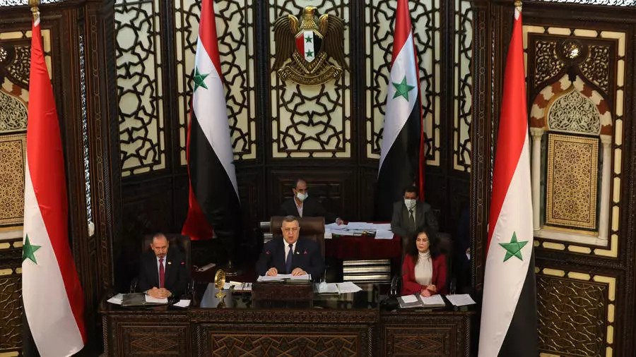 رئيس مجلس الشعب السوري حمودة صباغ (وسط) خلال جلسة بتاريخ 18 نيسان/أبريل 2021 لمناقشة الانتخابات الرئاسية المرتقبة