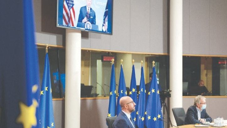لرئيس الأمريكي جو بايدن (على الشاشة) يتحدث بينما يحضر رئيس المجلس الأوروبي شارل ميشيل القمة حول تغير المناخ عبر تطبيق مؤتمرات الفيديو الخميس