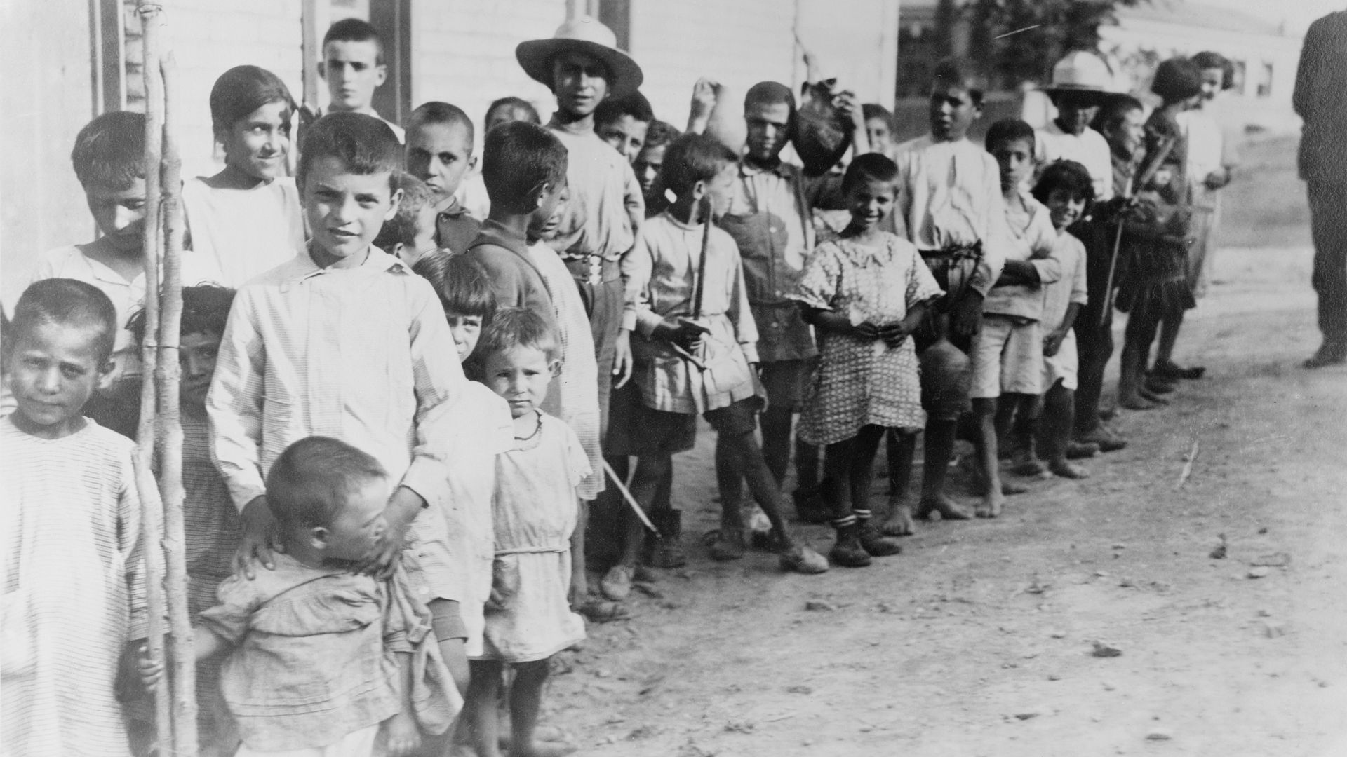 أطفال أرمن لاجئون بالقرب من أثينا عام 1923 بعد تبادل السكان بين اليونان وتركيا