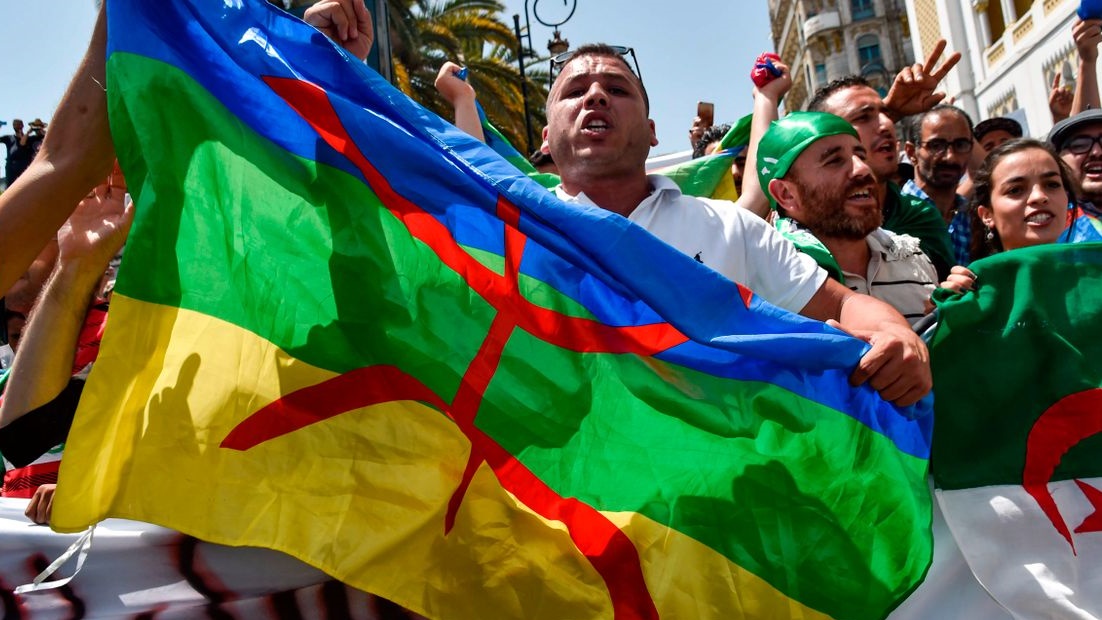 متظاهرون يرفعون العلم الأمازيغي