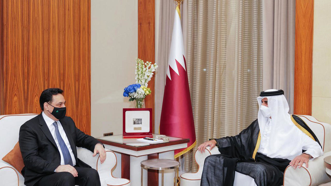 دياب خلال لقائه أمير قطر الشيح تميم بن حمد في الدوحة 