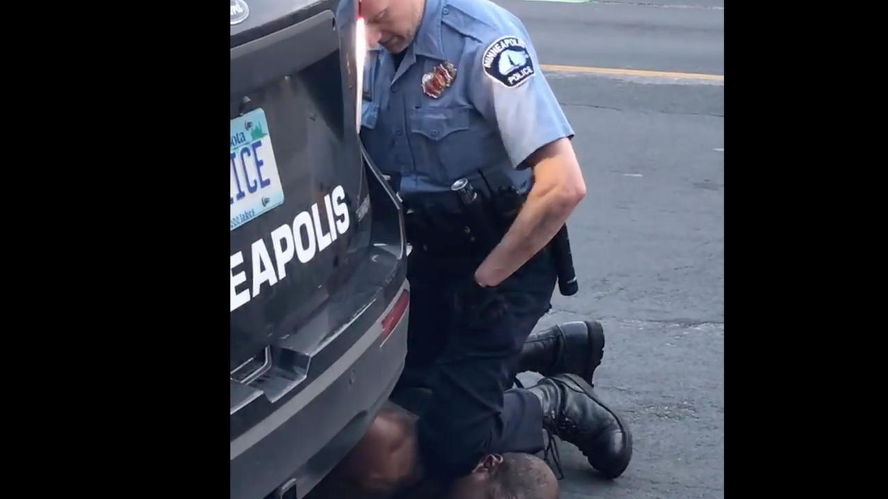 ضابط الشرطة ديريك تشوفين يضغط بركبته غلى رقبىة جورج فلويد بعد إلقاء القبض عليه في مدينة مينيابوليس بالولايات المتحدة الأمريكية يوم 25 مايو أيار 2020