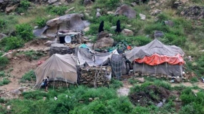 عائلات يمنية نصبت خيما عند سفح الجبل
