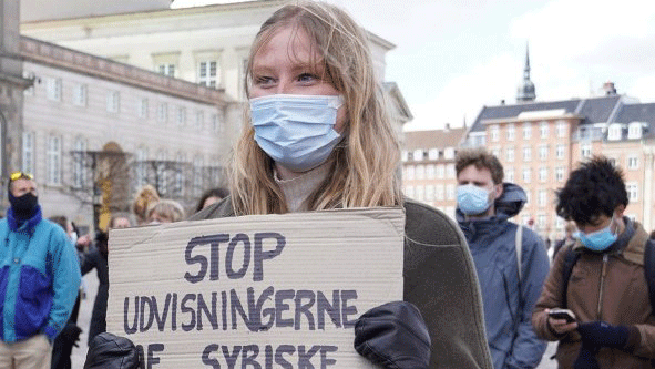 دنماركية تحتج امام البرلمان على ابعاد اللاجئين السوريين 