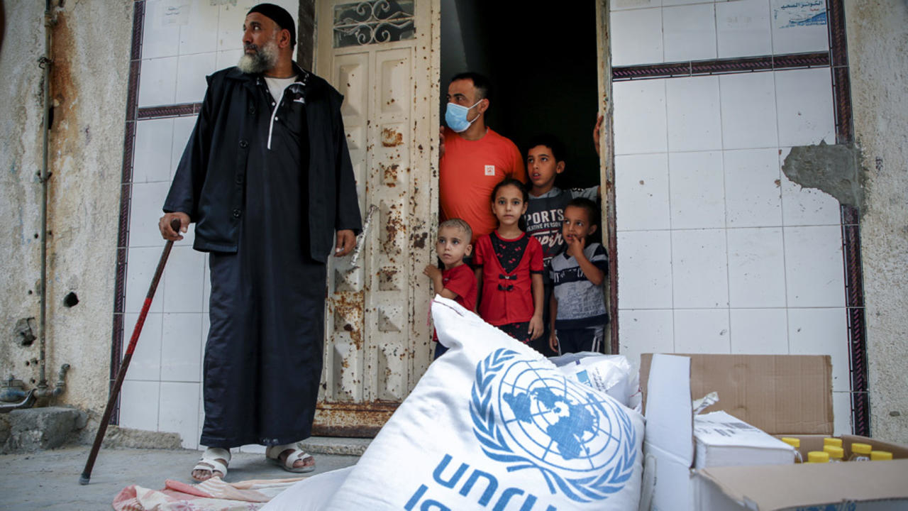 مساعدات من الأونروا لفلسطينيين في قطاع غزة