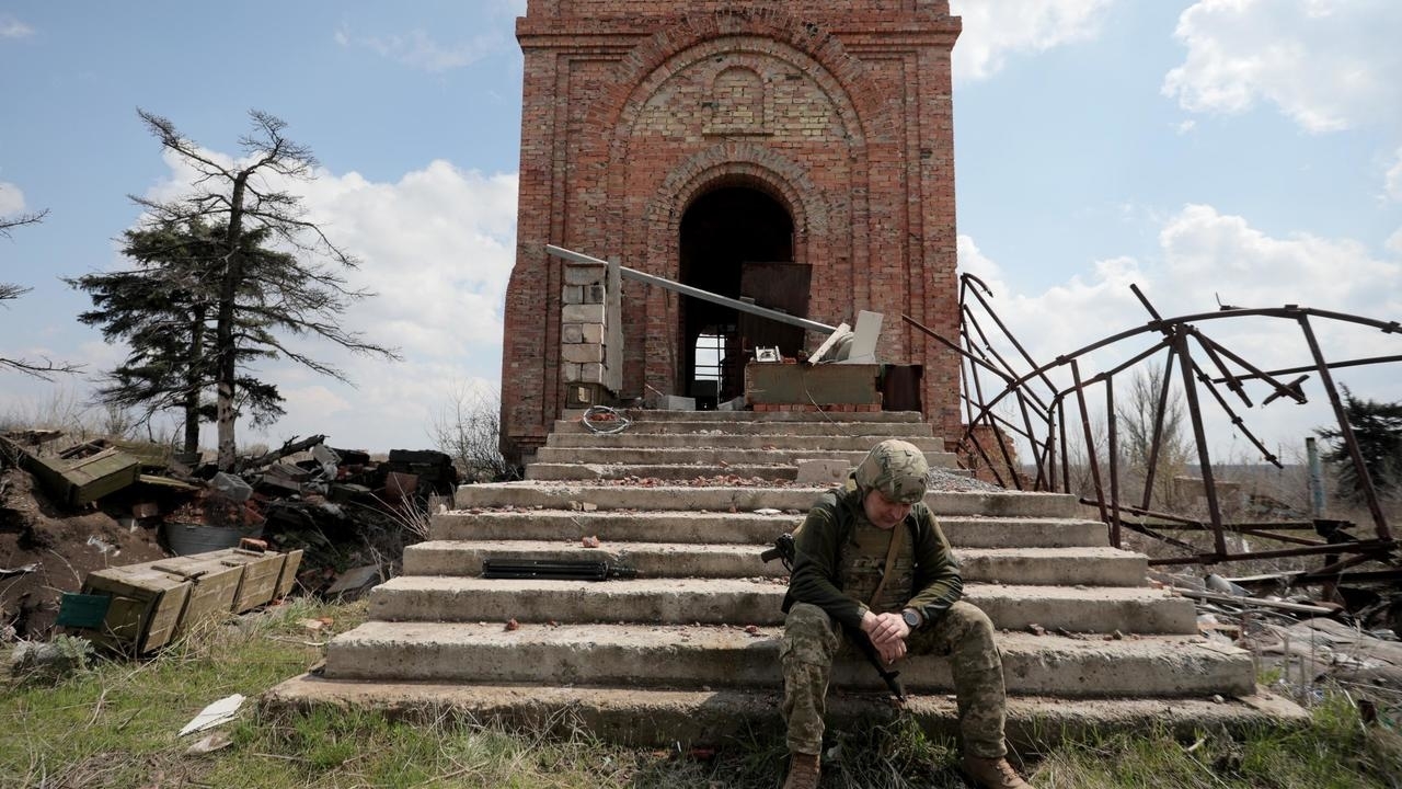 جندي أوكراني قرب جبهة القتال مع الانفصاليين المدعومين من روسيا، في بلدة بيسكي المحاذية لمدينة دونتسك 21 نيسان/ابريل 2021