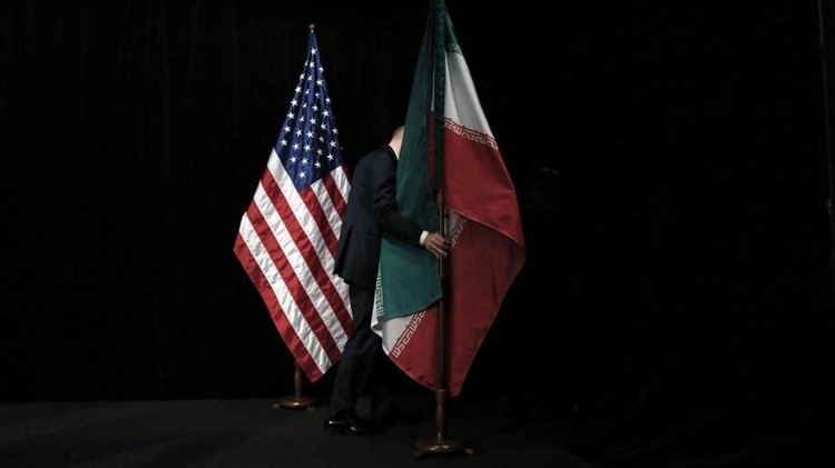 العلمان الأميركي والإيراني في إحدى الجولات السابقة من المفاوضات بين البلدين