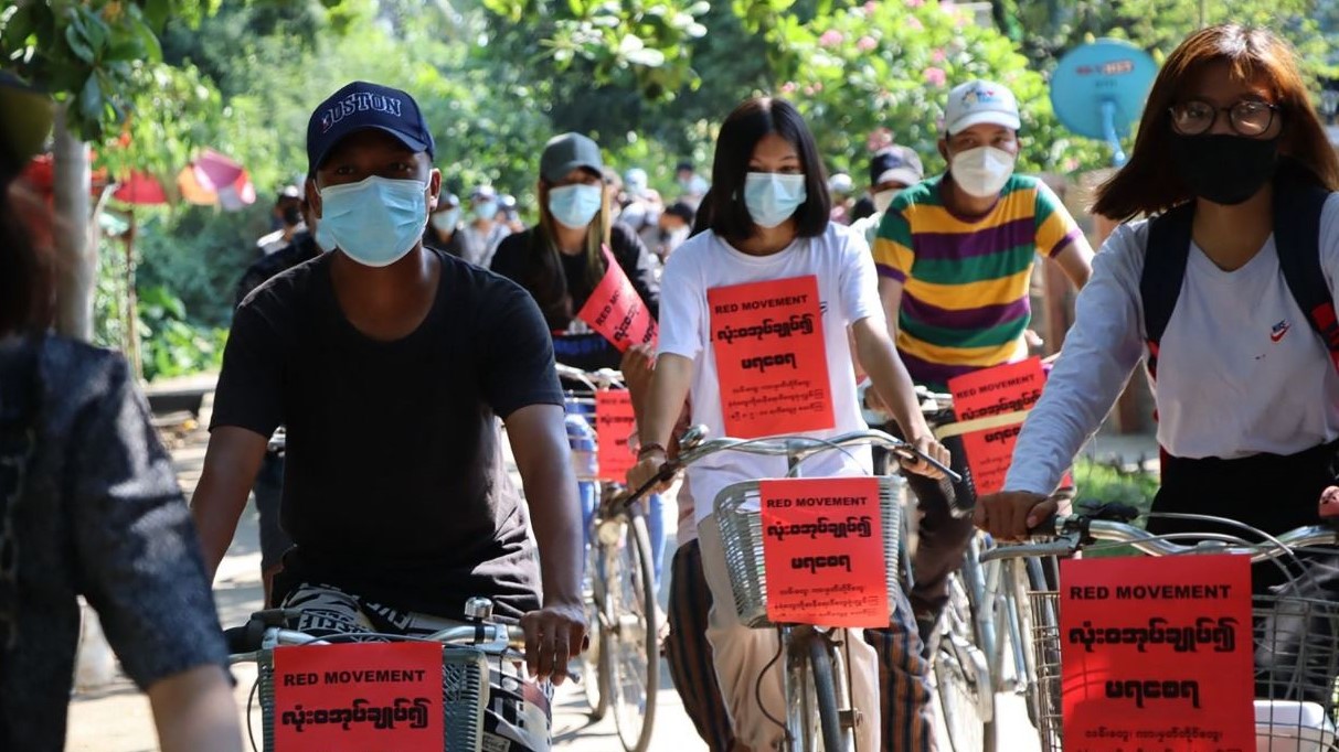 نشطاء يشاركون في احتجاج على الدراجات الهوائية ضمن التحركات المستمرة ضد الانقلاب العسكري في يانغون في 15 أبريل 2021
