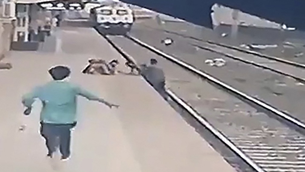 الصورة تظهر لحظة انتشال الطفل وخلفه القطار