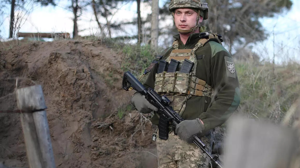 جندي اوكراني في منطقة لوغانسك عند الجبهة الامامية بمواجهة الانفصاليين المدعومين من روسيا