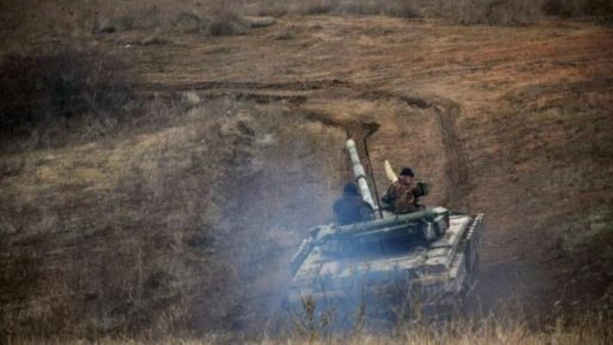 صورة موزعة من الجيش الاوكراني تظهر قوات مشاركة في مناورات في منطقة دونباس في 18 أبريل 2021