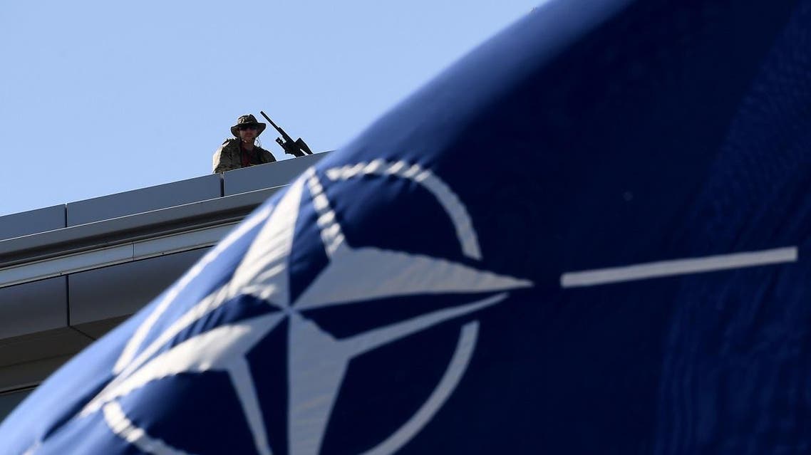 أحد العسكريين يقف حراسة فوق السطح خلال حفل قمة الناتو بمقر الحلف في بروكسل