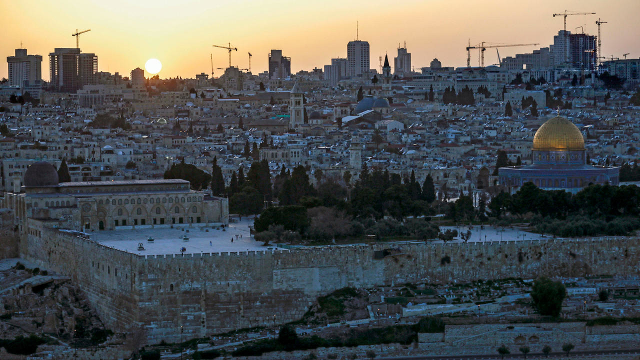 مشهد عام للبلدة القديمة في القدس الشرقية المحتلة ويظهر مسجد قبة الصخرة داخل الحرم الشريف وقت غروب شمس الخامس من نيسان/أبريل 2021
