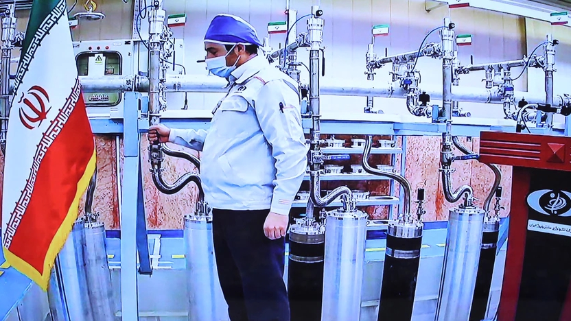 صورة نشرها المكتب الرئاسي الإيراني في 10 أبريل 2021 تظهر مهندساً داخل مفاعل نطنز 