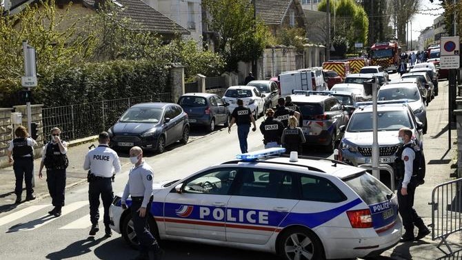 ضباط الشرطة الفرنسية يغلقون شارعًا بالقرب من مركز للشرطة في رامبوييه ، جنوب غرب باريس في 23 أبريل 2021