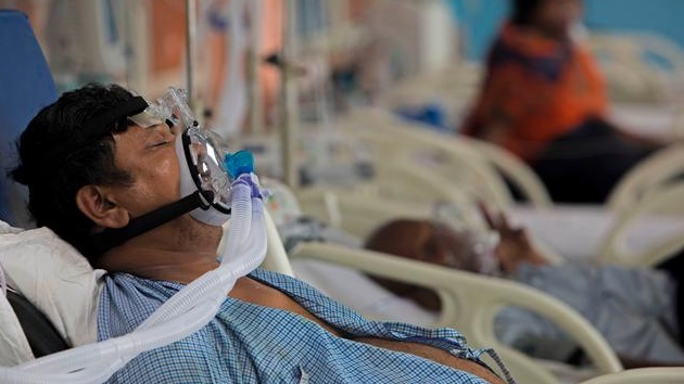 مصاب يتلقى العلاج في احدى المستشفيات الهندية