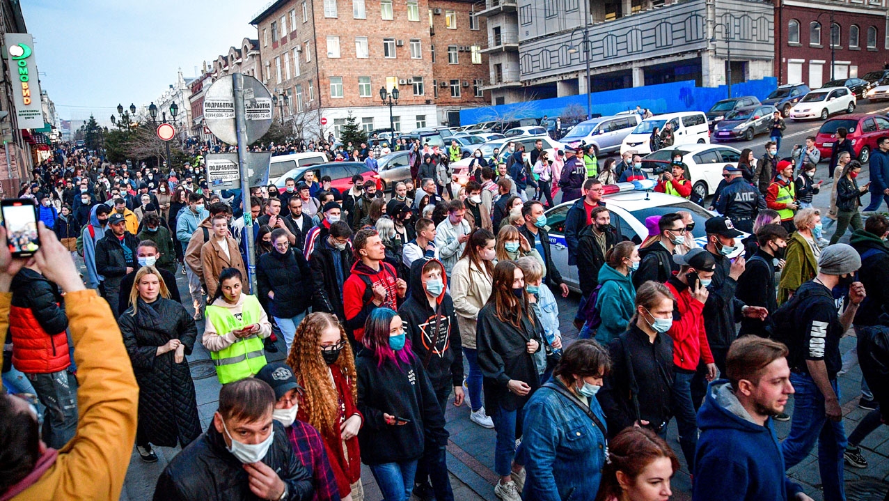 متظاهرون يسيرون بهدوء مطالبين بالافراج عن المعارض الروسي المضرب عن الطعام أليكسي نافالني