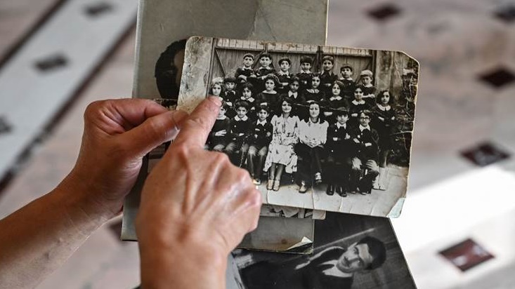 سيدة أرمينية تدل على احدى أفراد عائلتها إبان الحرب التركية الأرمينية