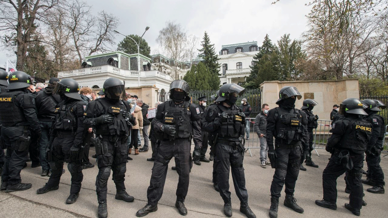 الشرطة تضرب طوقًا أمنياً بينما يتجمع متظاهرون أمام السفارة الروسية في براغ في 18 نيسان/أبريل 2021