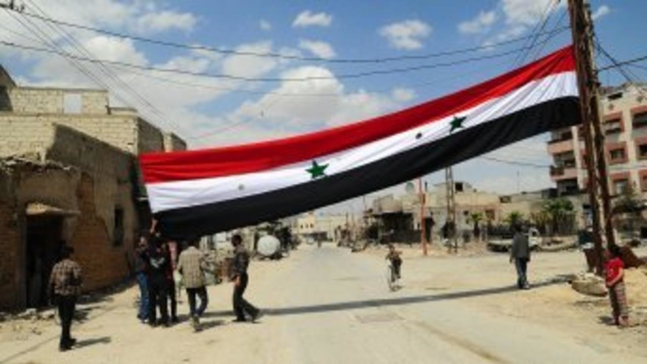 العلم السوري في شوارع دوما