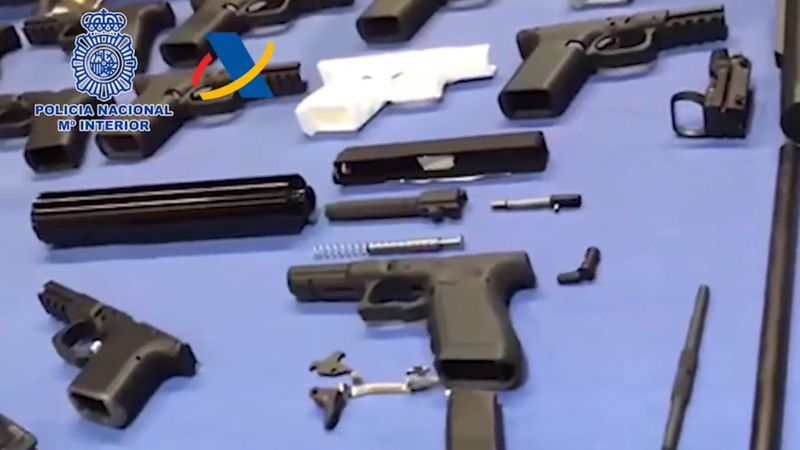 عرضت الشرطة بعض المضبوطات في ورشة صناعة الأسلحة