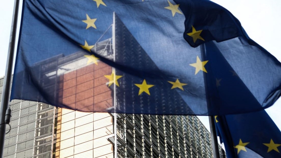 علم الاتحاد الأوروبي يرفرف أمام مقر المفوضية الأوروبية في بروكسيل في 25 مارس 2021