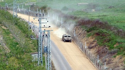 عربة عسكرية إسرائيلية على الحدود مع لبنان
