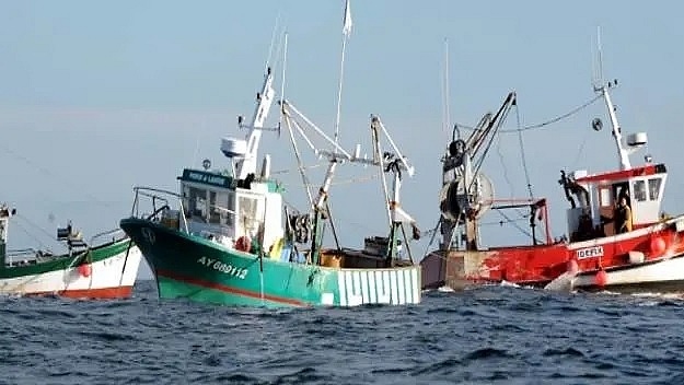 يفترض أن تصدر بريطانيا تراخيص صيد لمنطقة تمتد بين ستة أميال و12 ميلا بحريا