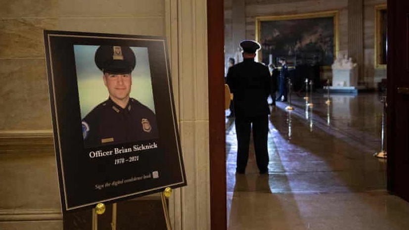 وفاة الشرطي براين سيكنيك أثار مشاعر حزن لدى عدد كبير من الأميركيين