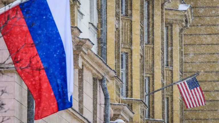 العلم الروسي قرب مبنى السفارة الأميركية في موسكو ، 27 آب/أغسطس 2018