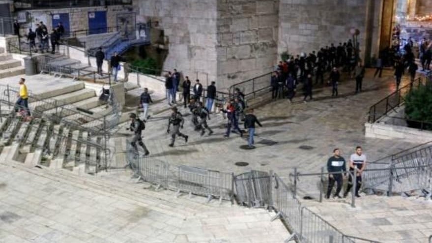 قوات الأمن تنتشر وسط اشتباكات في القدس في 22 أبريل 2021