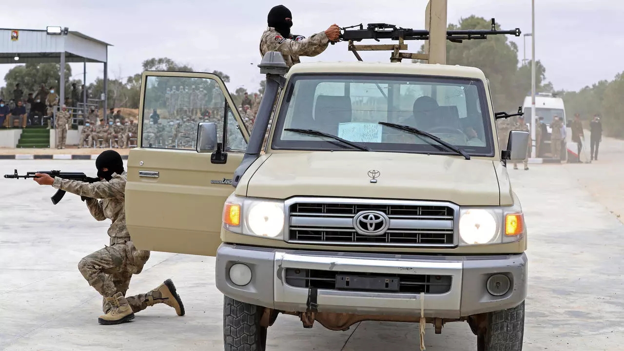 أفراد من القوات الخاصة الليبية تلقوا تدريباً في تركيا يستعرضون مهاراتهم خلال حفل تخرج في مدينة الخمس الساحلية، على بعد حوالى 120 كلم شرق العاصمة طرابلس ، في 8 أبريل 2021 