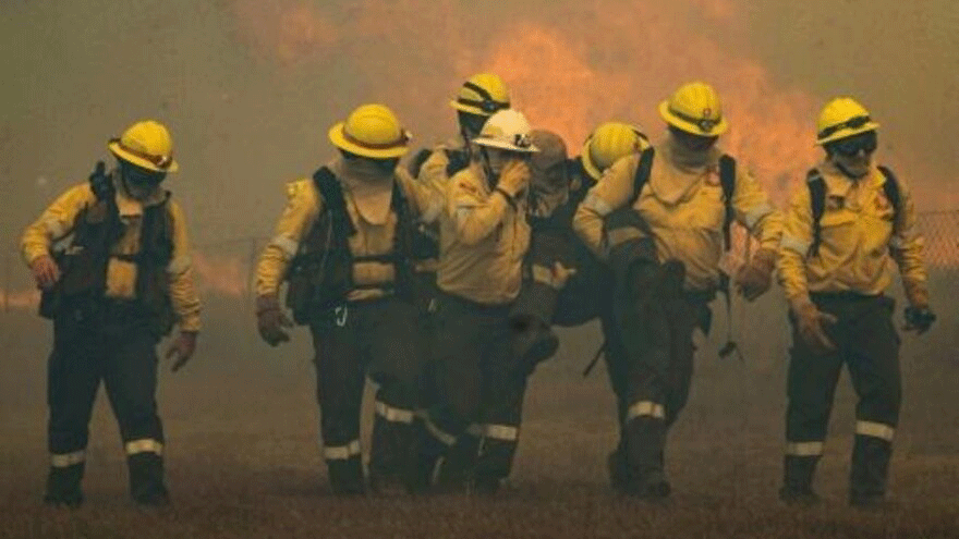  عناصر إطفاء يشاركون في جهود إخماد حريق قرب مدينة كيب تاون في جنوب إفريقيا في 18 نيسان/ابريل 2021