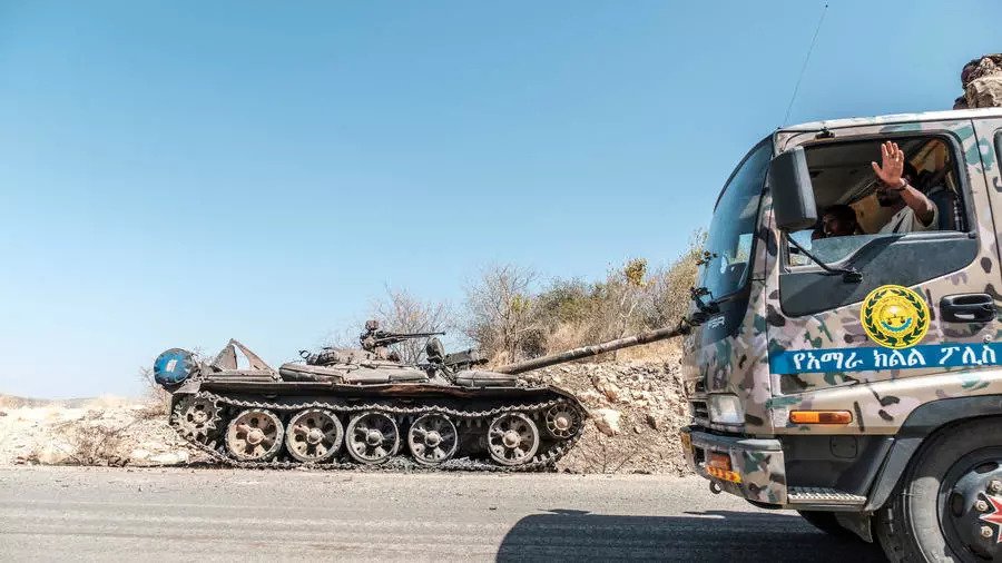 دبابة متضررة على جانب طريق أثناء مرور شاحنة تابعة لقوات أمهرة الخاصة قرب حميرة في إثيوبيا في 22 نوفمبر 2020