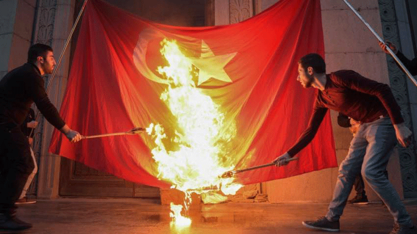شابان يحرقان العلم التركي في العاصمة الأرمنية خلال ذكرى الإبادة
