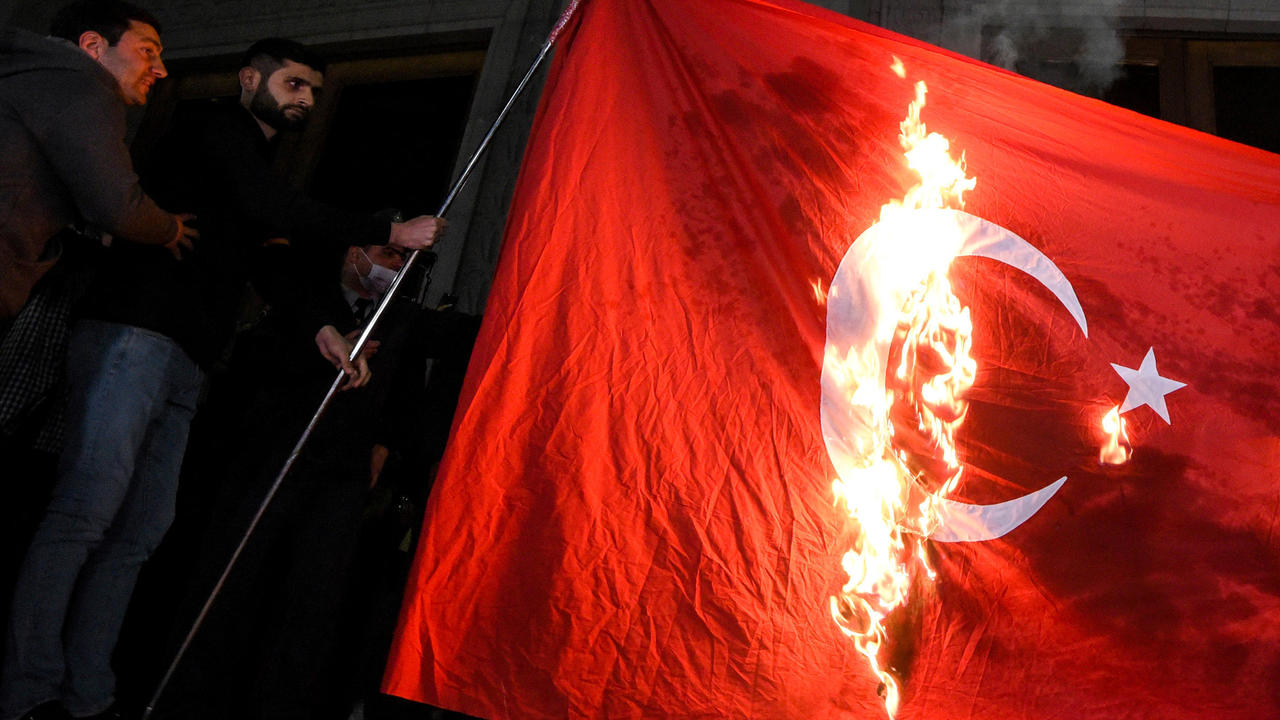 رجال يحرقون العلم التركي في يريفان في 23 نيسان/ابريل 2021