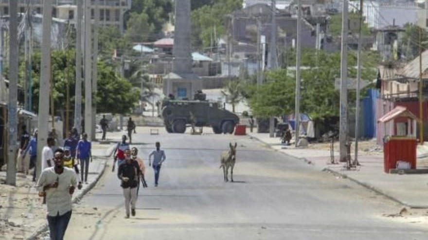  أشخاص يفرون من موقع شهد اشتباكات في العاصمة الصومالية بتاريخ 19 فبراير 2021
