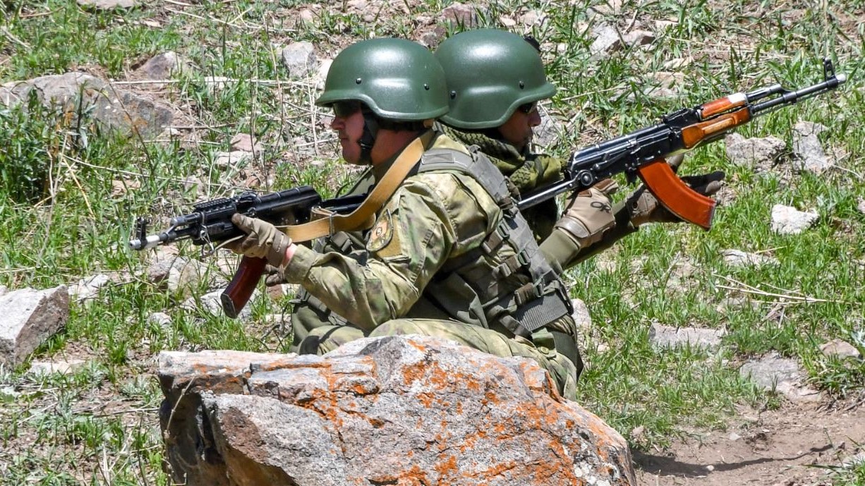 جنود من جيشي قيرغيزستان والهند يشاركون في تدريبات عسكرية مشتركة في منطقة تدريب تاتير غورج خارج بيشكيك في 26 أبريل 2021