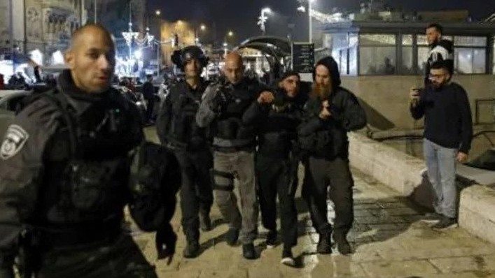 عناصر من قوات الأمن الإسرائيلية تعتقل متظاهرا فلسطينيا عند باب العمود في البلدة القديمة في القدس في 26 أبريل 2021