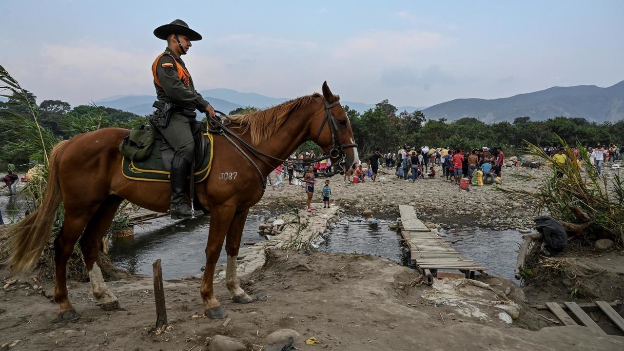شرطي كولومبي خلال دورية عند الحدود مع فنزويلا في 19 نيسان/أبريل 2019